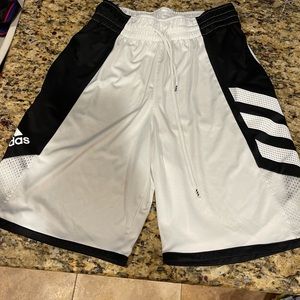 Adidas shorts size med